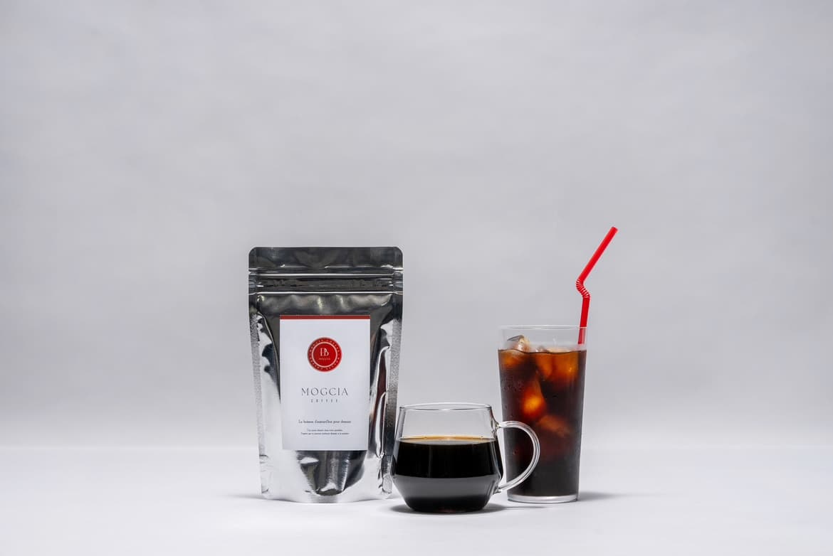 MOGCIA Coffeeとホットコーヒー、アイスコーヒー